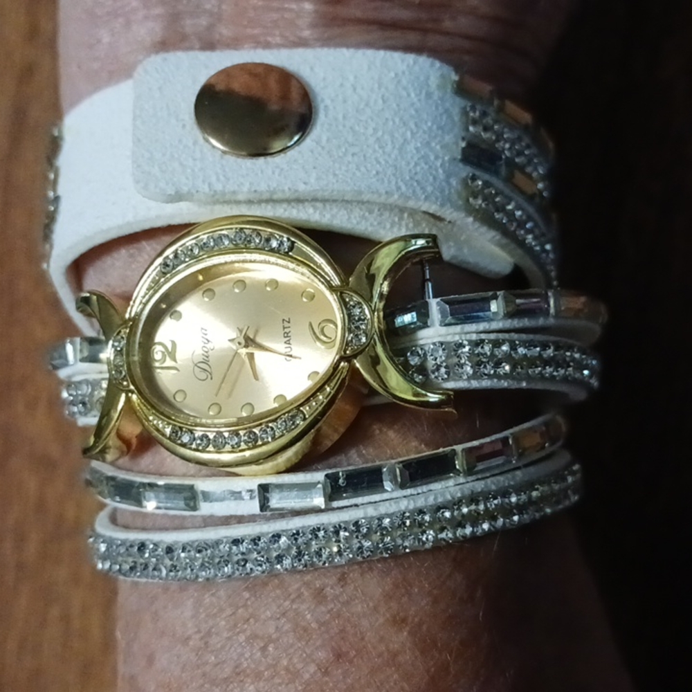 Womans Watch Goldtone Duoya Quartz